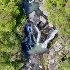 Kabaceviz Şelaleleri ilkbaharın getirdiği yenilenmeyle ziyaretçileri büyülüyor