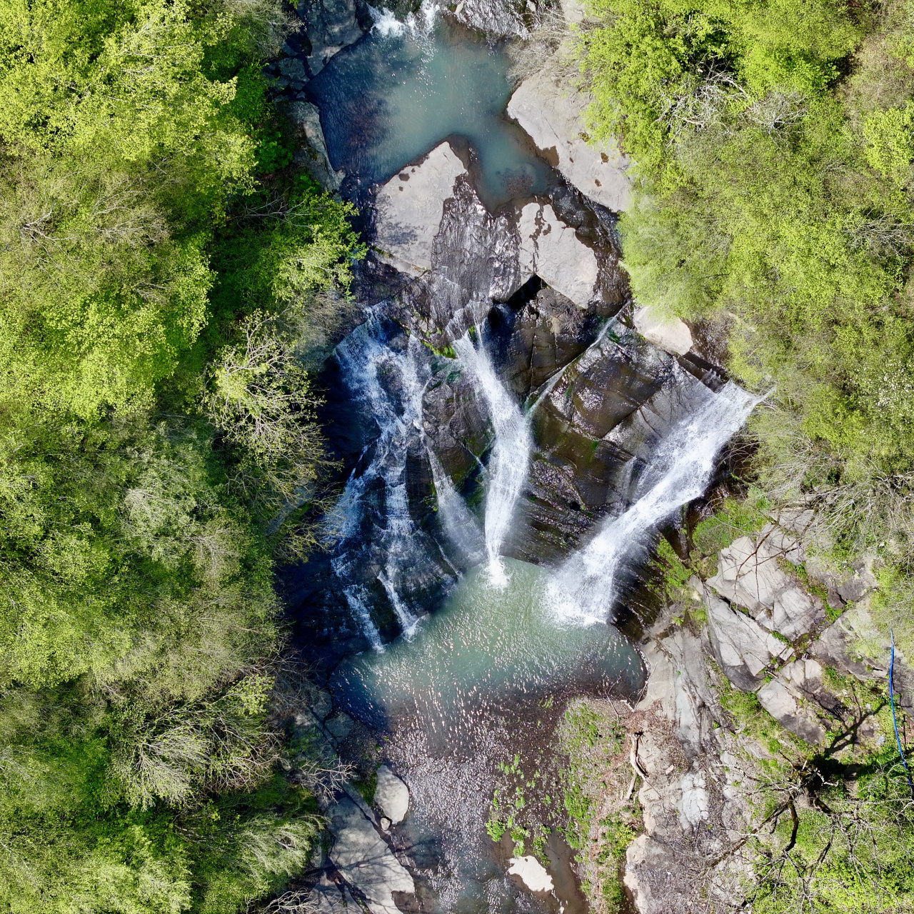Kabaceviz Şelaleleri ilkbaharın getirdiği yenilenmeyle ziyaretçileri büyülüyor