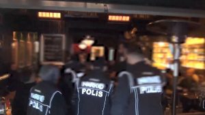 Kadıköy’de Eğlence Mekanlarına Yönelik Uyuşturucu Operasyonu: 107 Yakalama Emri