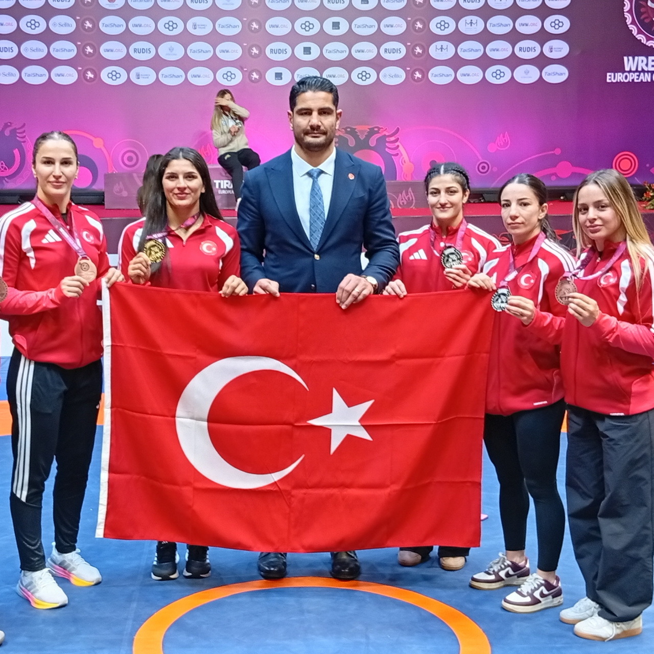 Kadın Güreş Milli Takımı Avrupa’da Zirveye Yükseldi: İkincilikle Tarih Yazdı!