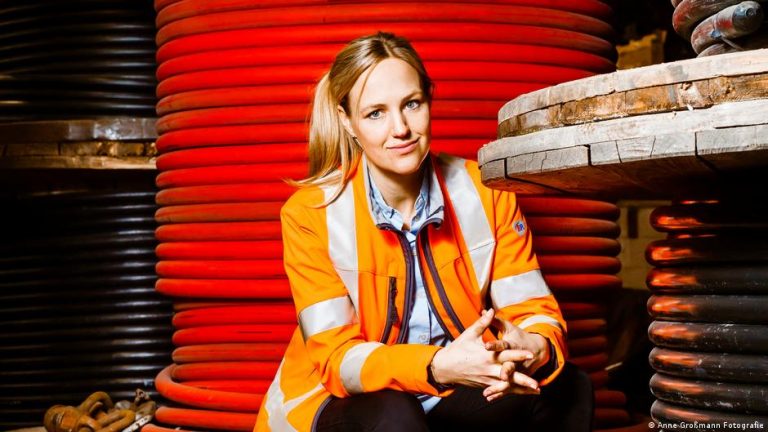 Kadın işçilerin güvenliği için uygun iş kıyafeti üretimi neden kritik önem taşıyor