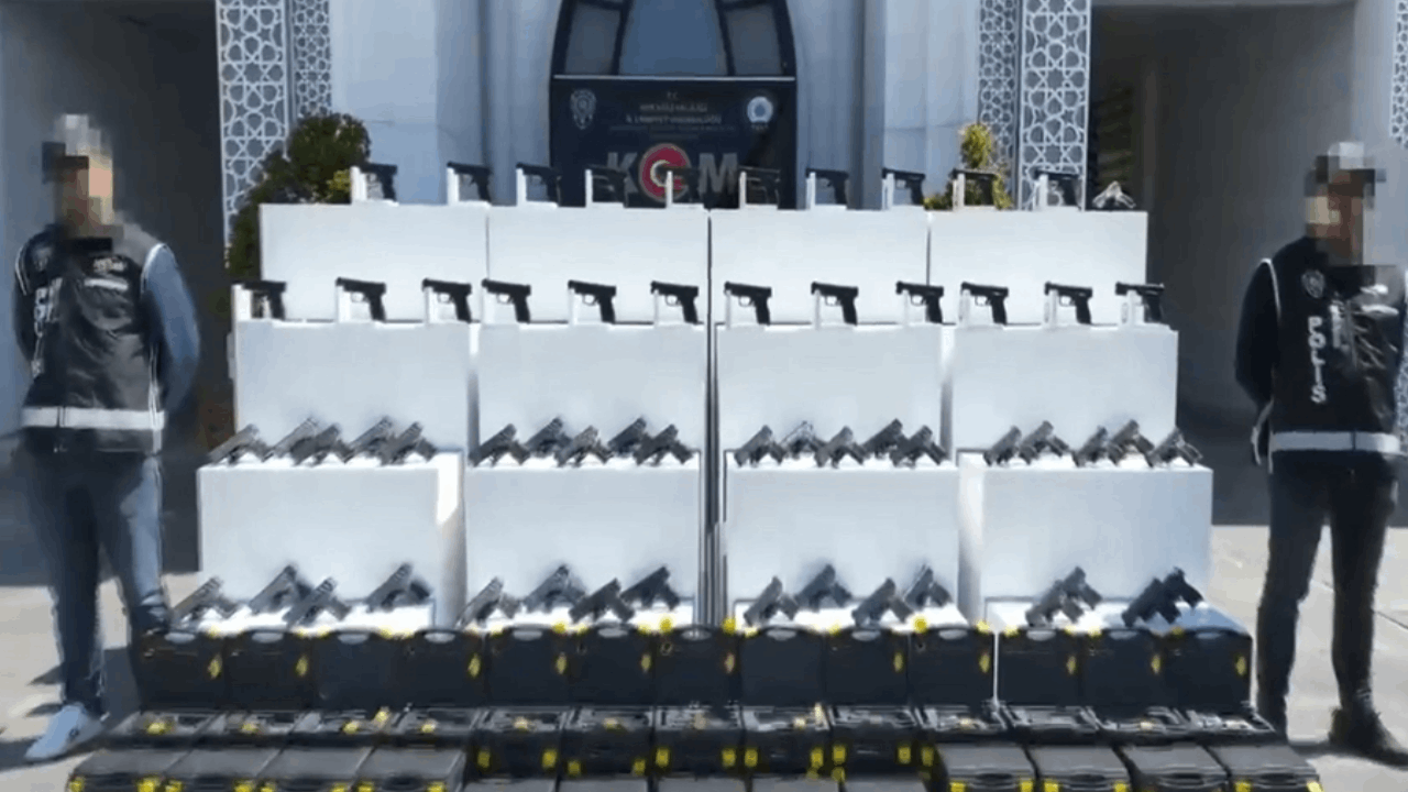 Kocaeli’deki Minibüste Şok: 60 Tabanca ve Mühimmat Ele Geçirildi