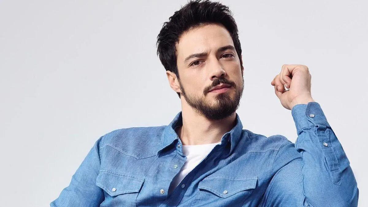 Leyla Tanlar ve Sarp Akkaya’nın Oynadığı ‘Job’ İlk Gecesinde Büyük İlgi Gördü