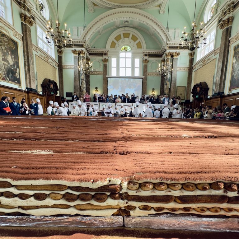 Londra’da Chelsea Old Town Hall’da Dünyanın En Uzun Tiramisu Rekoru Kırıldı