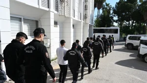 Mersin’de iş vaadiyle dolandırılan yüzlerce kişi 100 milyonluk vurgunla sarsıldı