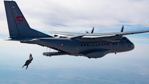 NATO’nun Türk Paraşütçülerine Övgü Dolu Paylaşımı: Yükseklik Sınır Tanımıyor