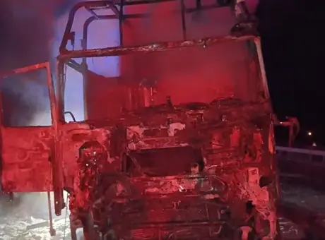 Samsun’da seyir halindeyken yanan tır trafiği aksattı