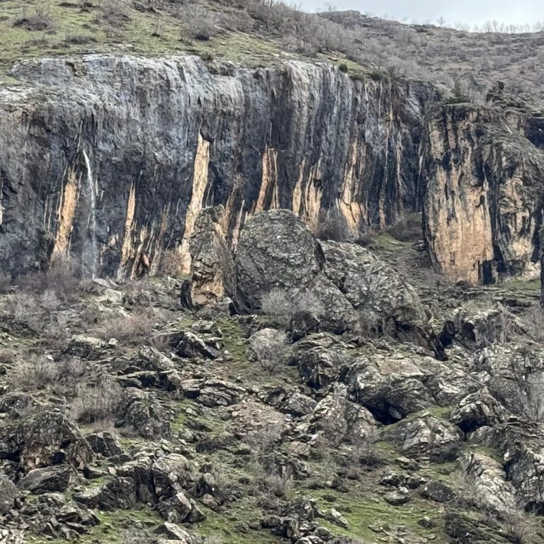 Şırnak’ta Doğa Harikası: Kayanın İçinden Fışkıran Şelale