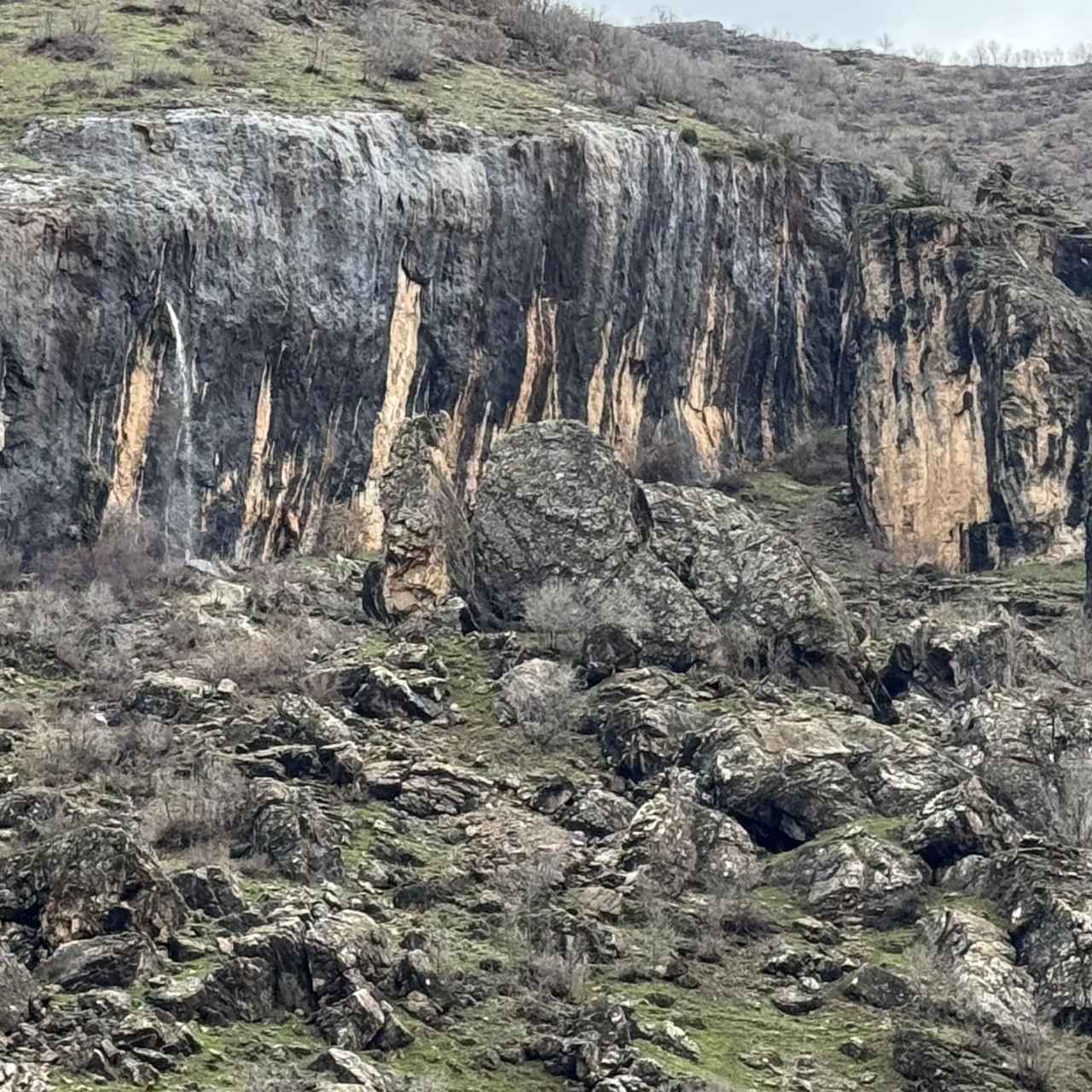 Şırnak’ta Doğa Harikası: Kayanın İçinden Fışkıran Şelale