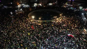 Tahran’da İnkılap ve Venek meydanlarında on binler ABD ve İsrail aleyhine toplandı
