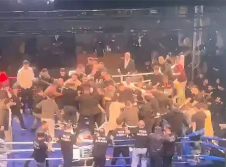 Trabzon’daki Türk ve Rus boksörlerin maçı büyük kavgaya sahne oldu