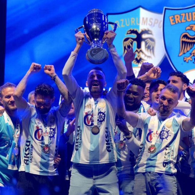 Trendyol 1. Lig’de Erzurumspor FK Süper Lig’e Yükselirken Şampiyonluk Kupasını Aldı