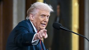 Trump’tan Hürmüz Boğazı’na Sert Mesaj: Mayın Döşeyen Gemiler Vurulacak