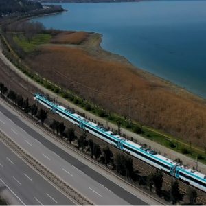 Türkiye’nin İlk Hızlı Treni 225 Kilometre Hıza Erişti: Ulaşımda Yeni Bir Dönem Başlıyor