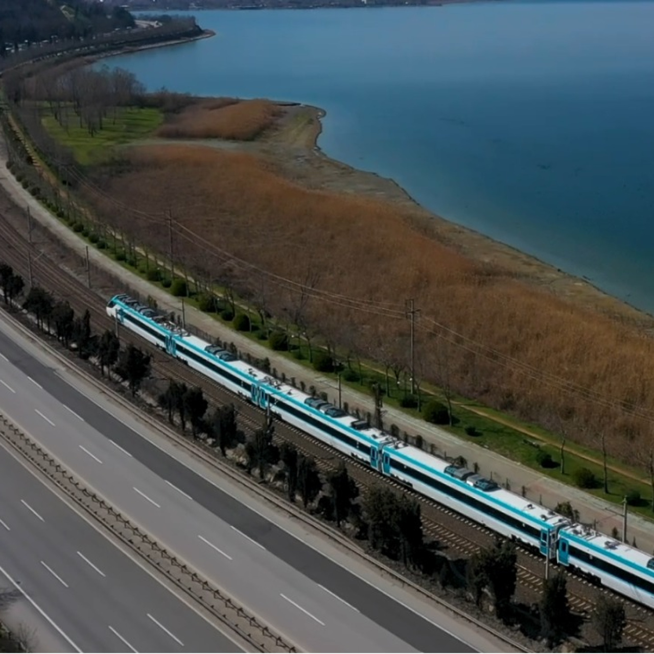 Türkiye’nin İlk Hızlı Treni 225 Kilometre Hıza Erişti: Ulaşımda Yeni Bir Dönem Başlıyor