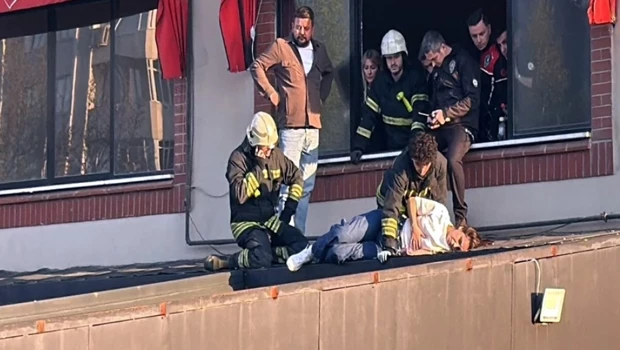 Üçüncü kattan terasa düşen genç kadın hastaneye kaldırıldı