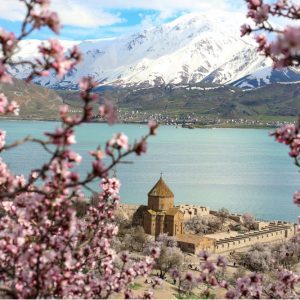 Van Gölü’nde Badem Çiçekleriyle Adeta Baharın Melodisi: Akdamar Adası
