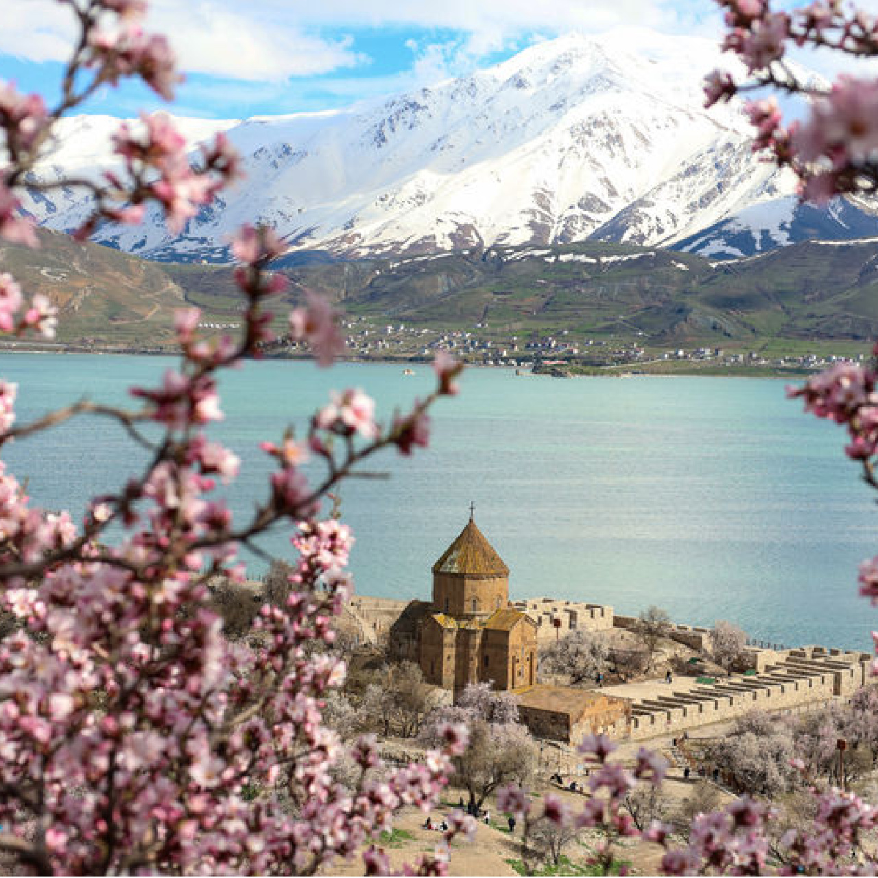 Van Gölü’nde Badem Çiçekleriyle Adeta Baharın Melodisi: Akdamar Adası