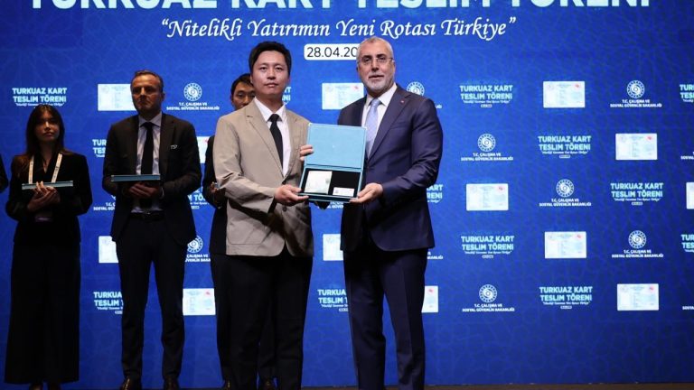 Yatırımcı 22 firmanın temsilcileri Türkiye’de Turkuaz Kart ile ödüllendirildi