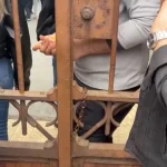 Bilgi Üniversitesi’nin kapısına kilit vuruldu: Öğrenciler ve mezunlar kararı protesto etti