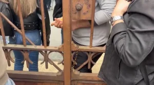 Bilgi Üniversitesi’nin kapısına kilit vuruldu: Öğrenciler ve mezunlar kararı protesto etti
