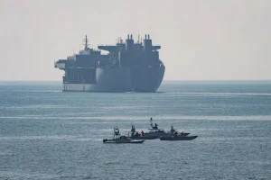 Hürmüz Boğazı’ndaki ABD askeri varlığı azaltılıyor, ticari geçişler normalleşiyor