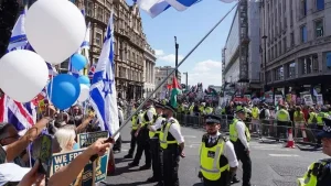 Londra’da iki ayrı protesto için binlerce polis alarmda
