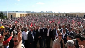 Özgür Özel’den Anıtkabir’e yürüyüş