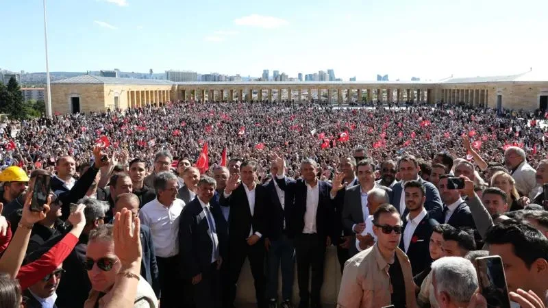 Özgür Özel’den Anıtkabir’e yürüyüş