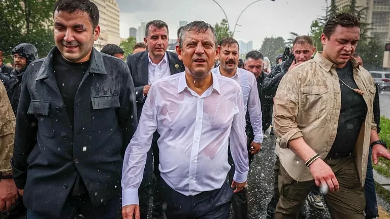 Özgür Özel: ‘Artık iki CHP var, partiyi bırakmayacağız’