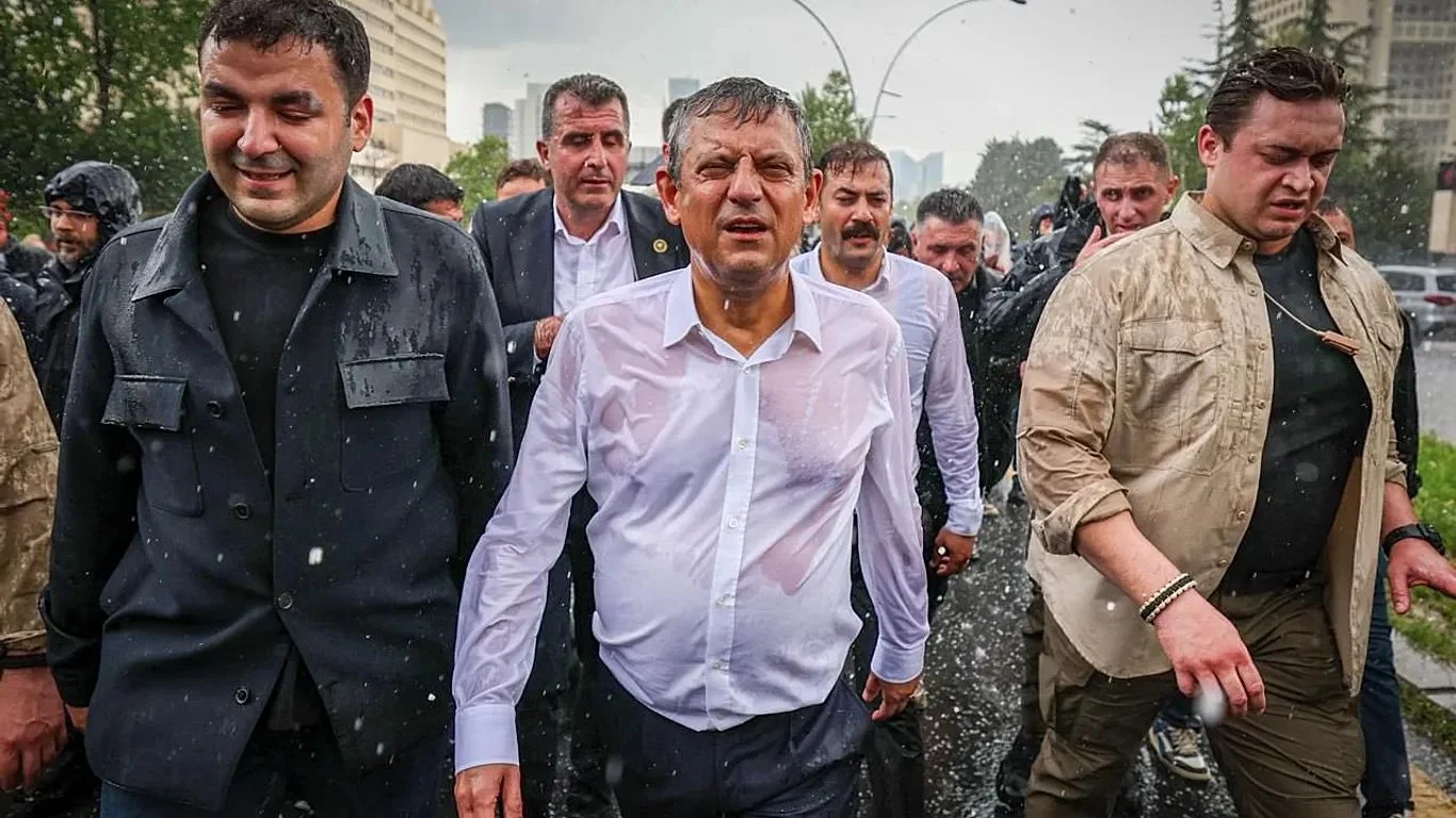 Özgür Özel: ‘Artık iki CHP var, partiyi bırakmayacağız’