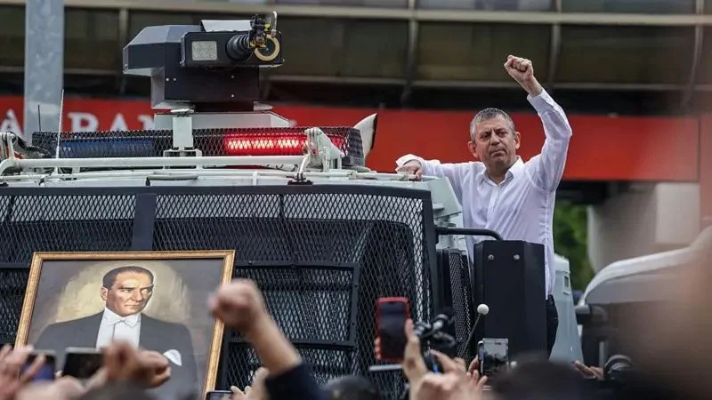 Özgür Özel ve ekibi Meclis’e girdi: ‘Sarayın seçtiği yönetiyorsa CHP kapatılmıştır’