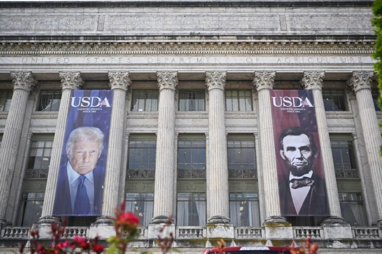 ABD’lilerin çoğu, Trump’ın adını binalarda görmek istemiyor