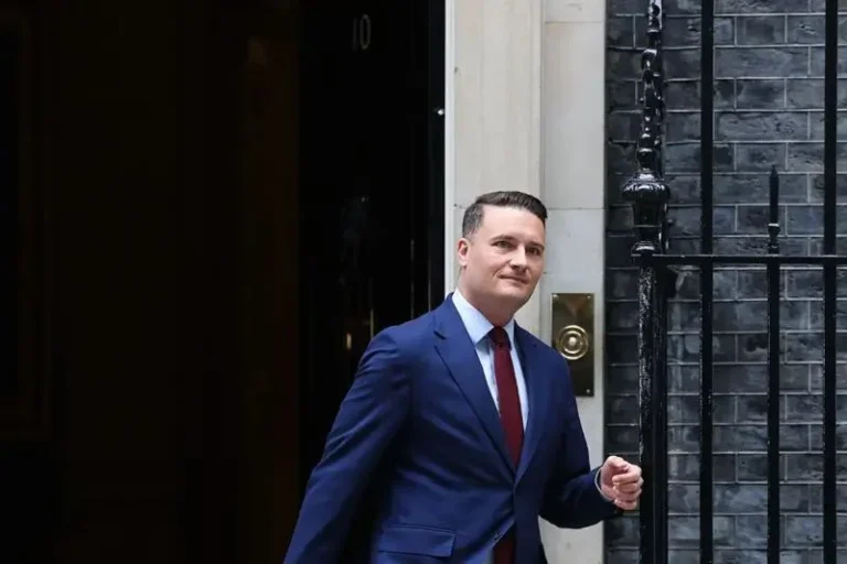 İngiltere Başbakanı Starmer’ın olası rakibi Sağlık Bakanı Streeting istifa etti