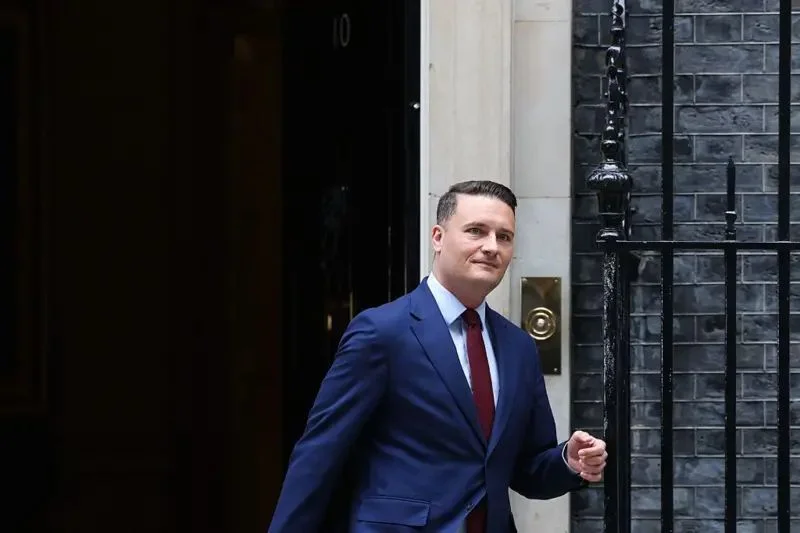 İngiltere Başbakanı Starmer’ın olası rakibi Sağlık Bakanı Streeting istifa etti