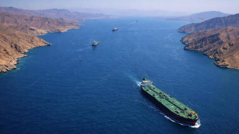 ABD ve İsrail’in saldırıları sonrası Hürmüz Boğazı’nda trafik durunca dünya tasarrufa yöneldi