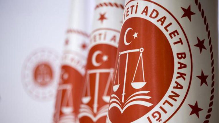 Adalet Bakanlığı yeni açılan 15 bin sözleşmeli personel pozisyonu için alım yapacak