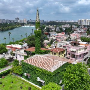 Adana Köprüköy Camisi sarmaşıklarla baharın yeşil tonlarına büründü