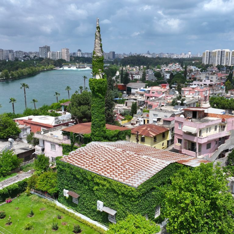 Adana Köprüköy Camisi sarmaşıklarla baharın yeşil tonlarına büründü