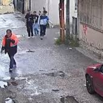 Adana’da sokakta yaşayan Aziz Coşkun kimliği belirsiz çocuklar tarafından darbedildi