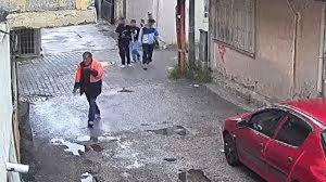 Adana’da sokakta yaşayan Aziz Coşkun kimliği belirsiz çocuklar tarafından darbedildi