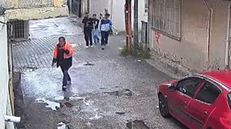 Adana’da sokakta yaşayan Aziz Coşkun kimliği belirsiz çocuklar tarafından darbedildi