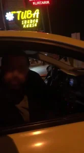 Adana’da trafikte taksici ve motosikletli arasında yaşanan tehditkar tartışma