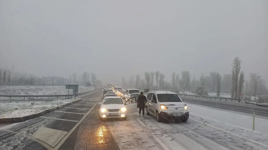 Afyonkarahisar’da beklenmedik kar yağışı eğitime ara verdirdi