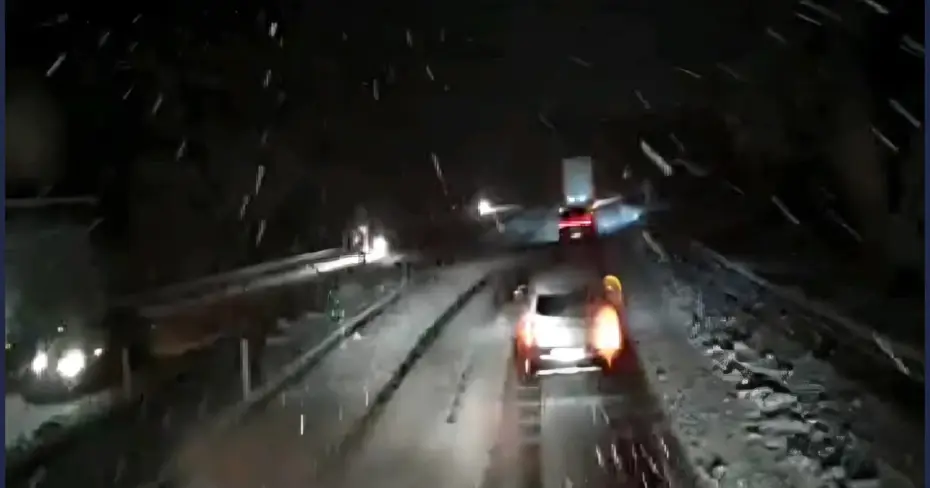 Afyonkarahisar’da Yoğun Kar Yağışı Trafiği Olumsuz Etkiledi, TIR Geçişine Kısıtlama Getirildi