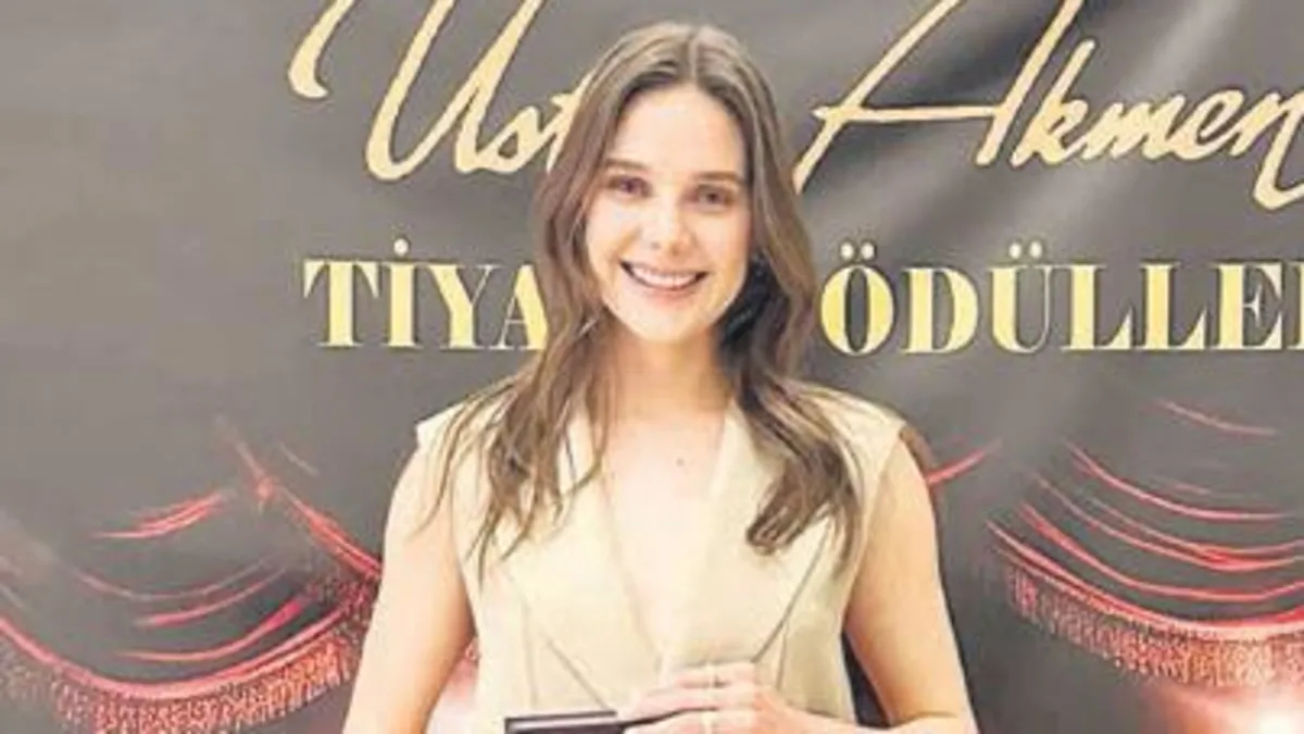Alina Boz Üstün Akmen Tiyatro Ödülleri’nde umut veren kadın oyuncu seçildi