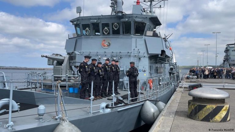 Alman mayın avlama gemisi Fulda Hürmüz Boğazı için Akdeniz yolculuğuna hazırlanıyor