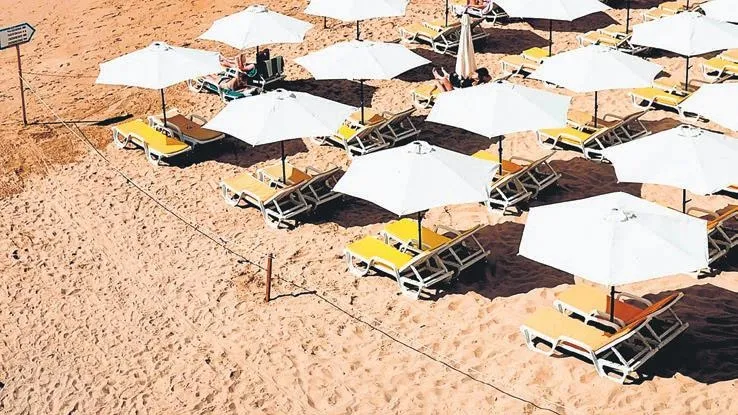 Alman turist sabahın erken saatlerinde başlayan şezlong mücadelesinde galip geldi