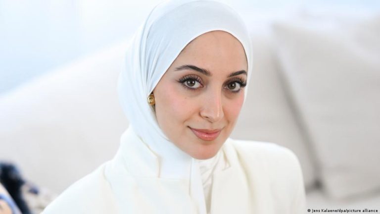Almanya Güzellik Yarışması’nın başörtülü adayı Büşra Sayed aşırı sağa mizahi bir duruş sergiledi