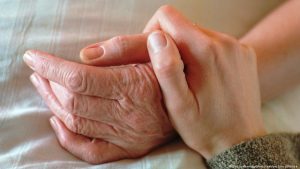 Almanya’da bakım sigortası açığı çocuksuz bireylerin prim artışıyla kapatılmaya çalışılıyor